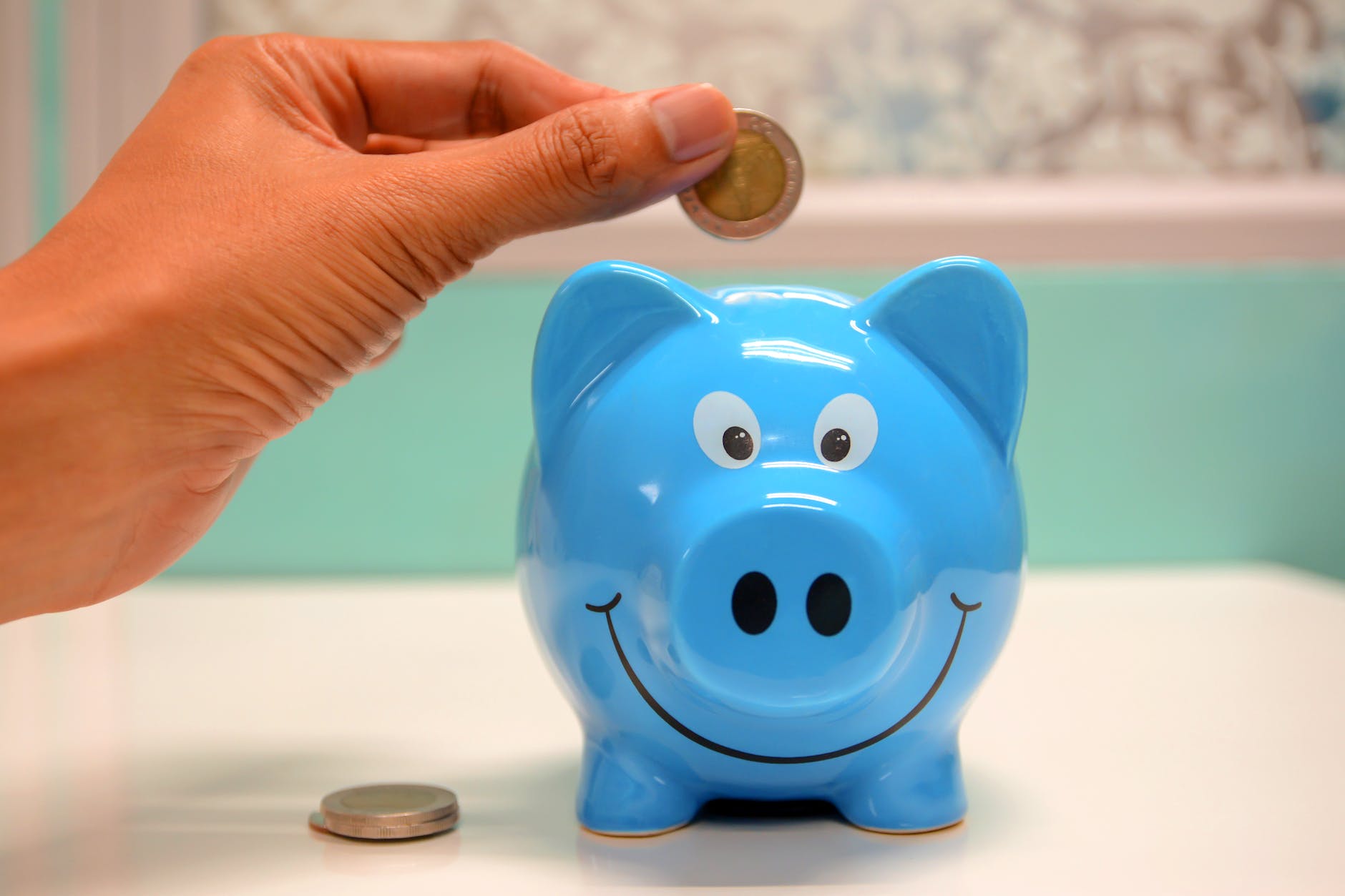 Person putting coin in a piggy bank, Best small cap Mutual Funds to Invest in 2023