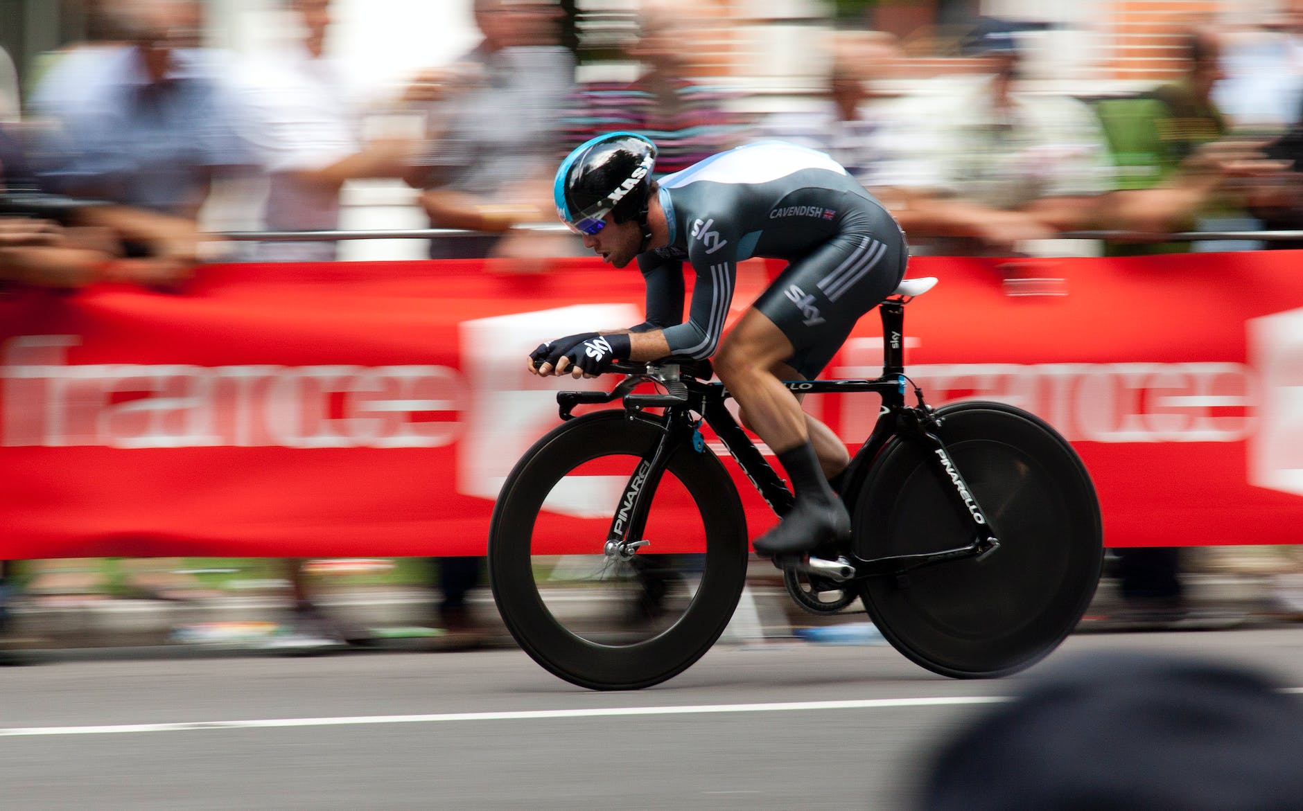 man riding bicycle to represent trading speed for the article which share trading account is best on arablelife.com