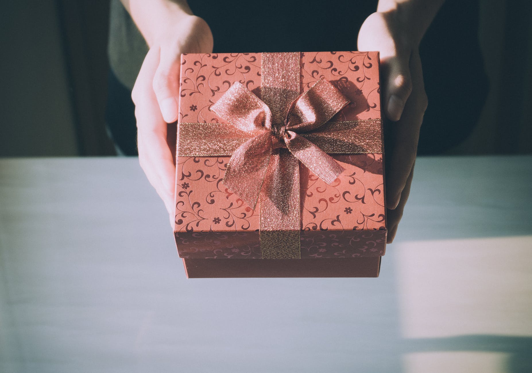 brown gift box, a free bonus gift to the readers of this article accounts required to invest in the share market.